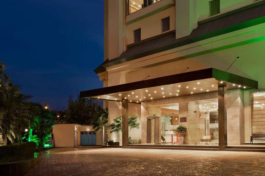 Ramada By Wyndham New Delhi Pitampura Hotel Ngoại thất bức ảnh